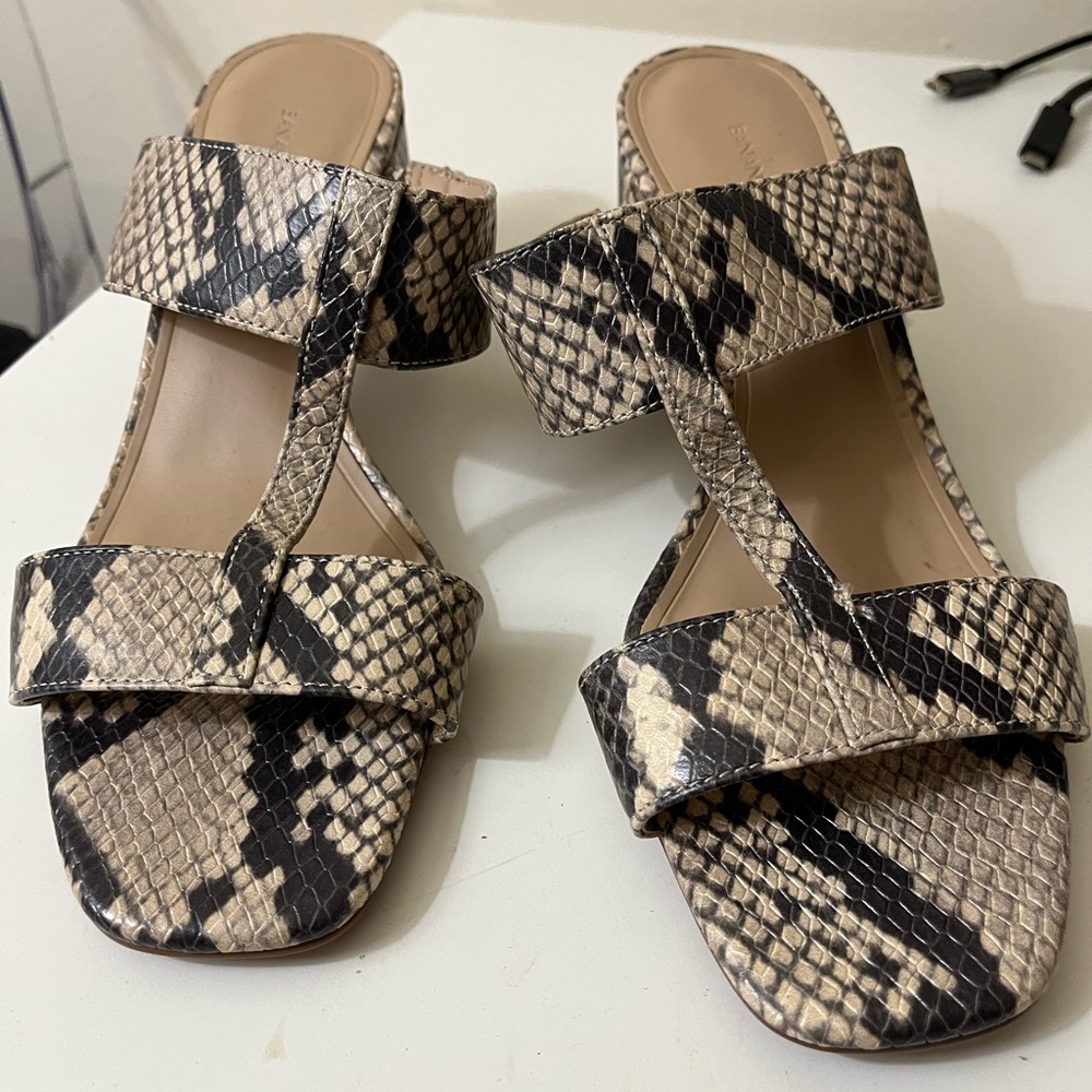BANANA REPUBLIC SAND PYTHON STACKED HEEL SLIDE 7.5